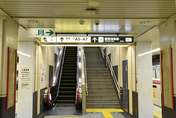 都営大江戸線「蔵前駅」改札へと続く階段